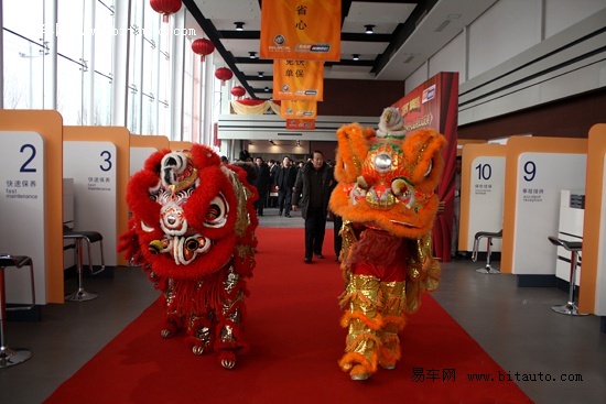 和更加专业的销售服务展厅和售后服务车间,以及客户休息区.高清图片