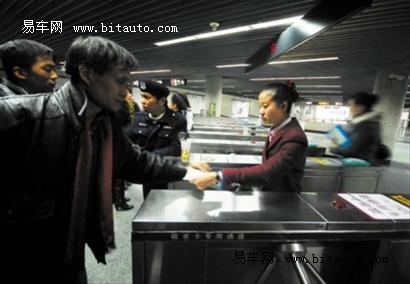 机器人站务员现身_成都地铁站务员收入(2)