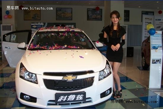 易车 正文 美女车模和科鲁兹1.6t 科鲁兹1.