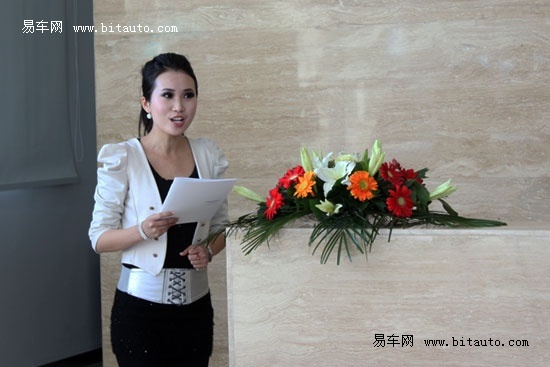 马丁汽车标志】 阿斯顿•马丁汽车标志为一只展翅飞翔的高清图片