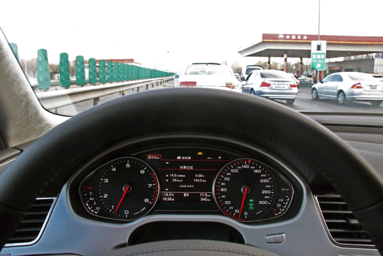 请注意看仪表盘显示的速度