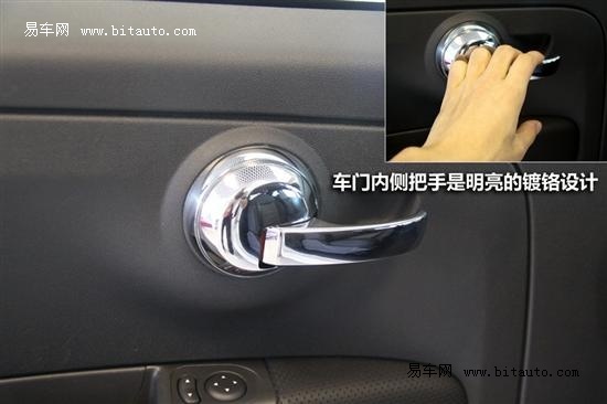 车身颜色是珍珠白,中控台面板也是采用珍珠白.店内销售人员高清图片