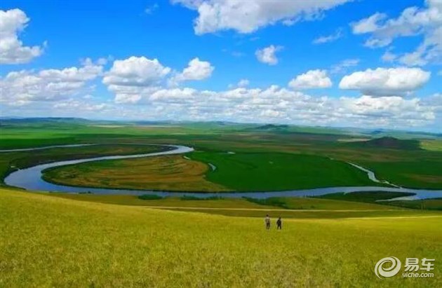 乘越野车爬乌兰山,乌兰山海拔700多米,是旅途中草原上海拔最高的一个