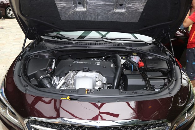 动力方面,新车延续现款君越的2.0T发动机,其最大功率为192kW,峰值扭矩为350Nm,传动系统或匹配6速手自一体变速箱。
