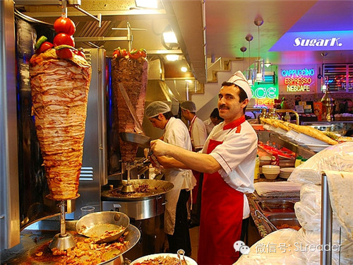 土耳其烤肉面包|传统土耳其烤肉串配白色背景