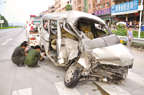 图文】小面包车被撞面目全非造成一死两伤