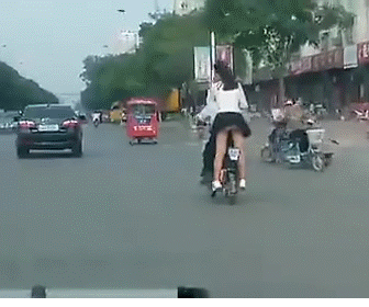 车漫图卦 | 小姐姐,你这样搭摩托车是很危险的