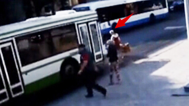 【视频】实拍高速 追尾 瞬间 火花 四溅_易车视频