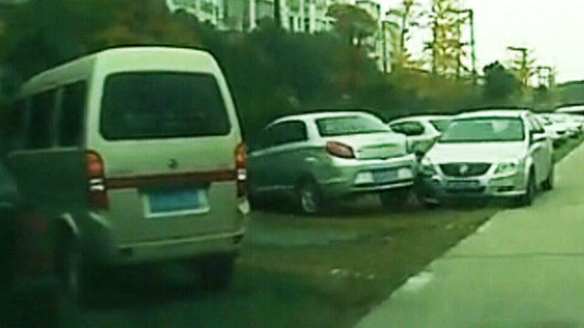 【视频】奇葩女司机停车位刚出来失控连撞数车