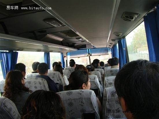 报名参加试驾会的意向客户坐在安徽亚达提供的大巴车上驶向紫蓬山试驾
