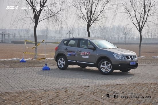 科目二尼桑怎么倒车入库