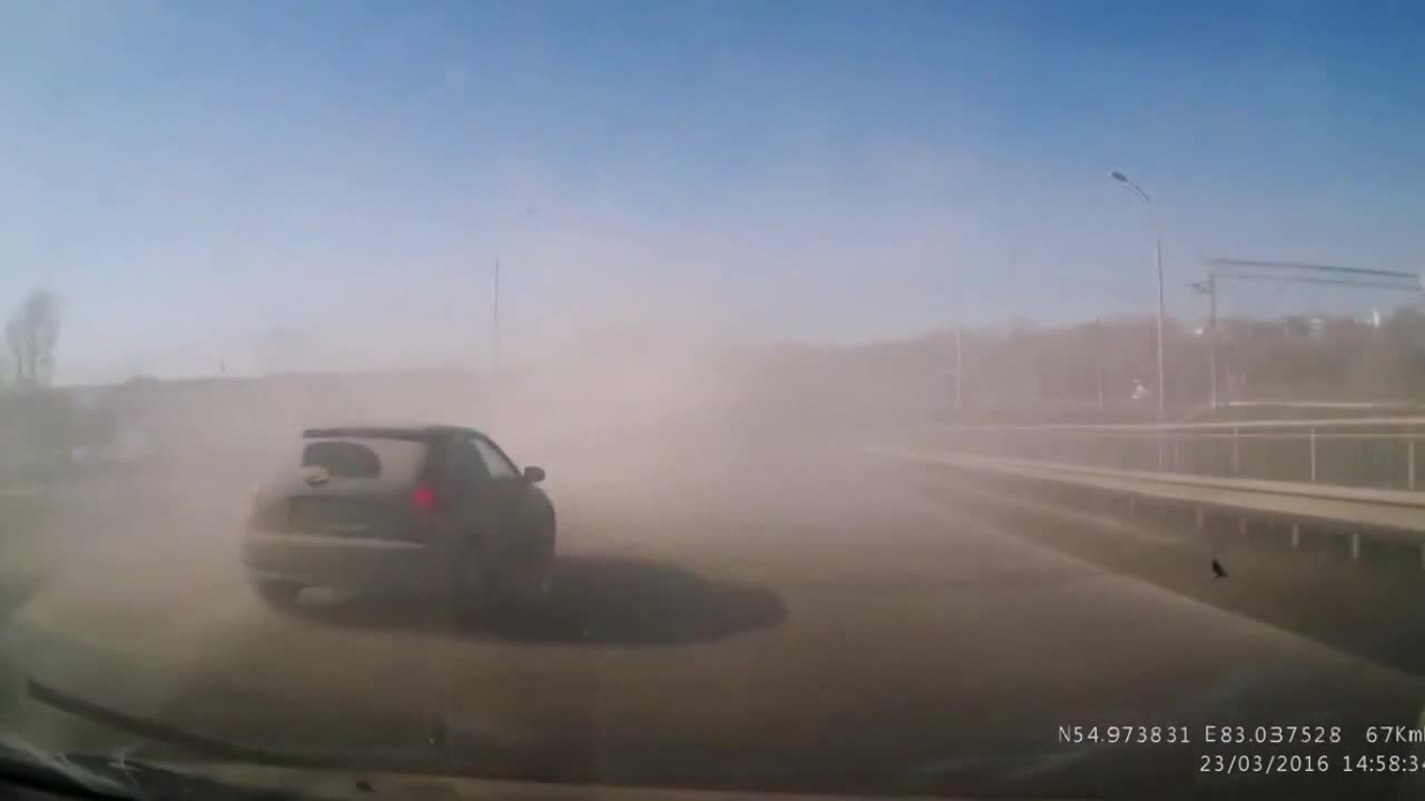 【视频】大货车扬尘挡视线SUV悲催追尾_易车