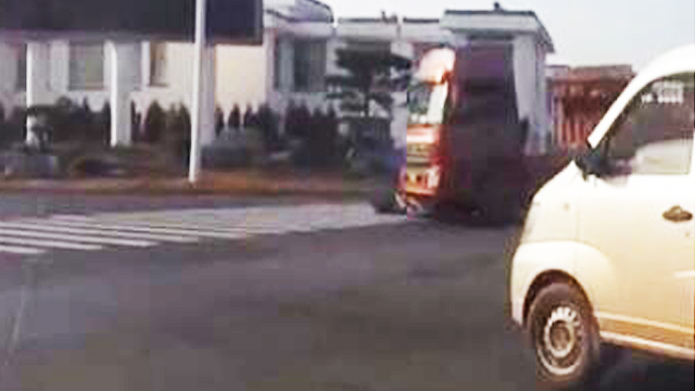 【视频】大货车左转撞飞摩托车_易车视频社区