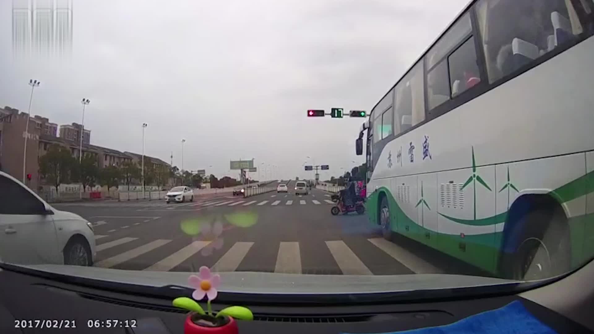 【视频】什么水平!小车拐弯撞破护栏冲进河里