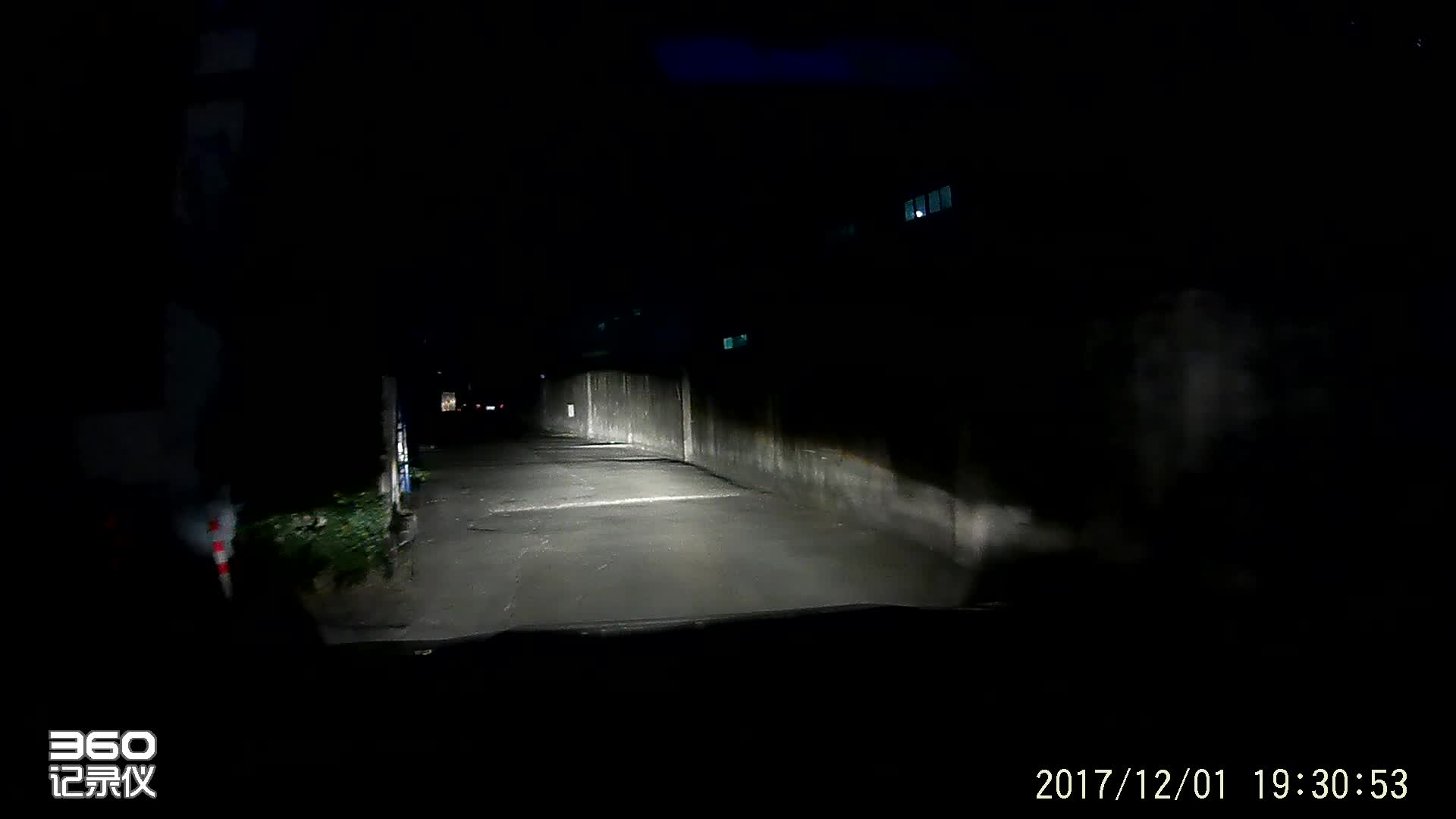 【视频】黑乎乎的一条小路_易车视频社区