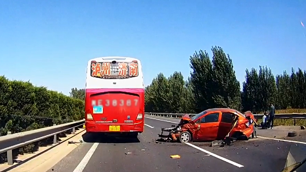 视频】交通事故合集:远离大货车盲区,众多教训