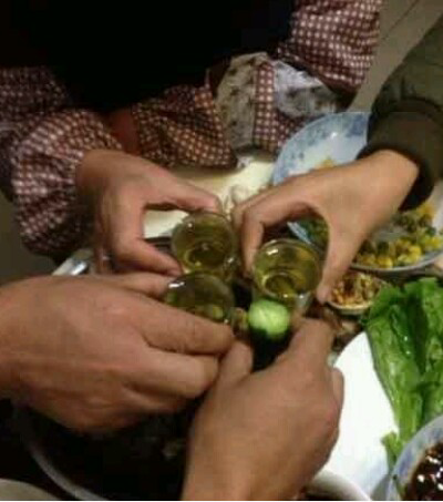 喝啤酒用黄瓜碰杯