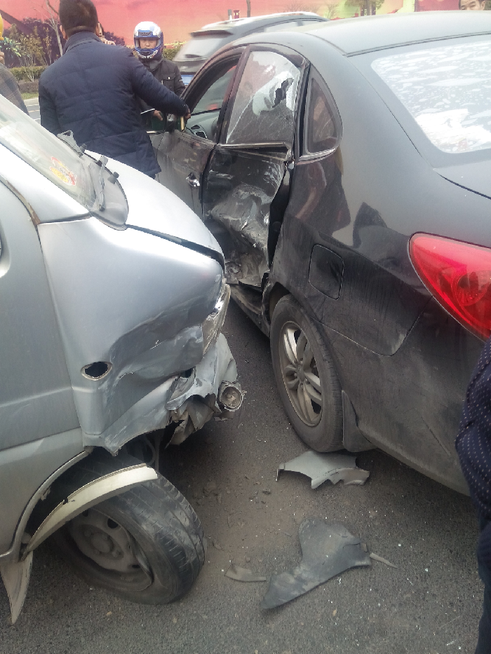 【《易聊汽车》年关岁月大家开车要注意了】_