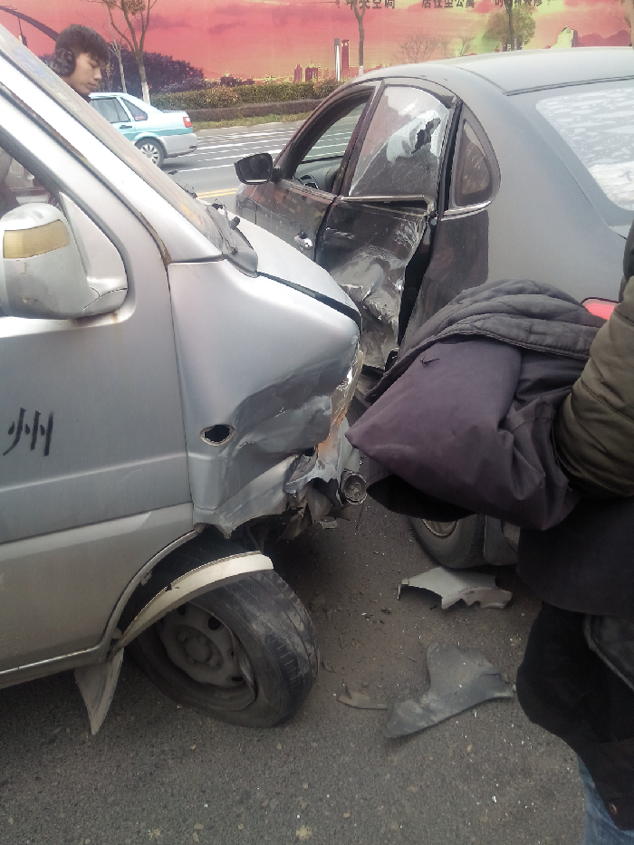 【《易聊汽车》年关岁月大家开车要注意了】_