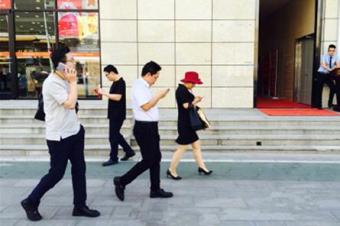 是福是祸?西安街头设置低头族专用通道引发