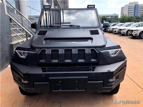 国产北汽军工防弹车,车身印着五角星,装甲底盘,颜值不