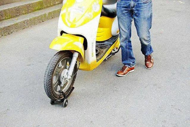 再也不怕电动车半路爆胎了!教你一招,轻松推行不误事