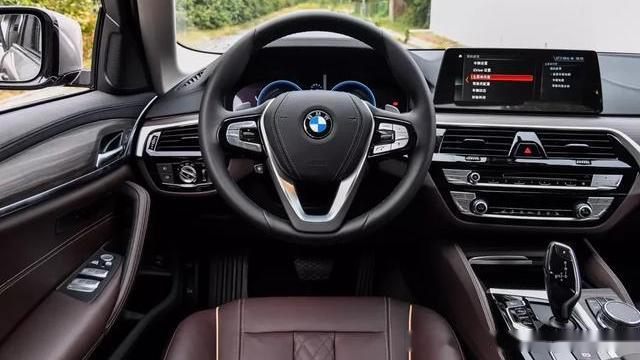 奔驰e300l立标白色好吗_宝马530Li年轻化_奔驰E300L运动版