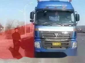 交警:私家车不要紧跟大车后方,不然一本驾照全扣完