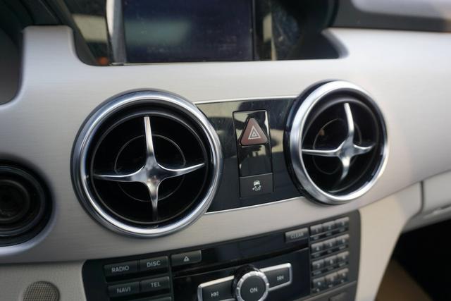 前排出风口顺时针转动减小出风量,逆时针转动增大出风.