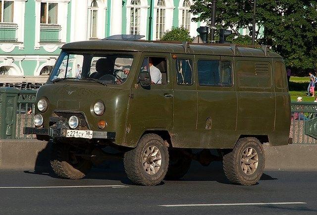 其实,uaz瓦滋452这款车是前苏联时期生产的面包车,最开始则用于民用