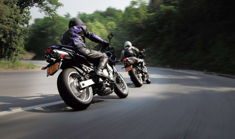 30万的摩托车和汽车,你认为开哪个会更拉风?来看看老司机怎么说