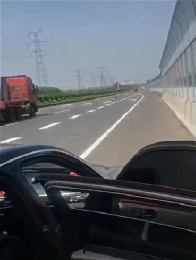 高速一台51万奔驰e级抛锚,车停应急车道,右后轮轮胎"消失"了