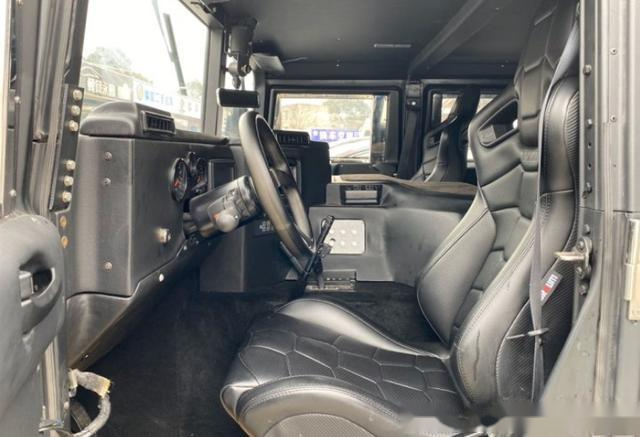 车行遇2019款悍马h1防弹车,酷似猛士,得知价格后大家闭口不言了