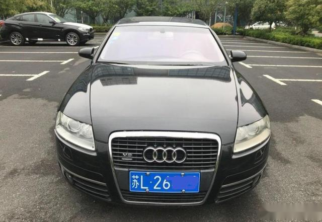 镇江一位老板的奥迪a6l,从外观造型上看就知道它是老款车,江苏l号车牌