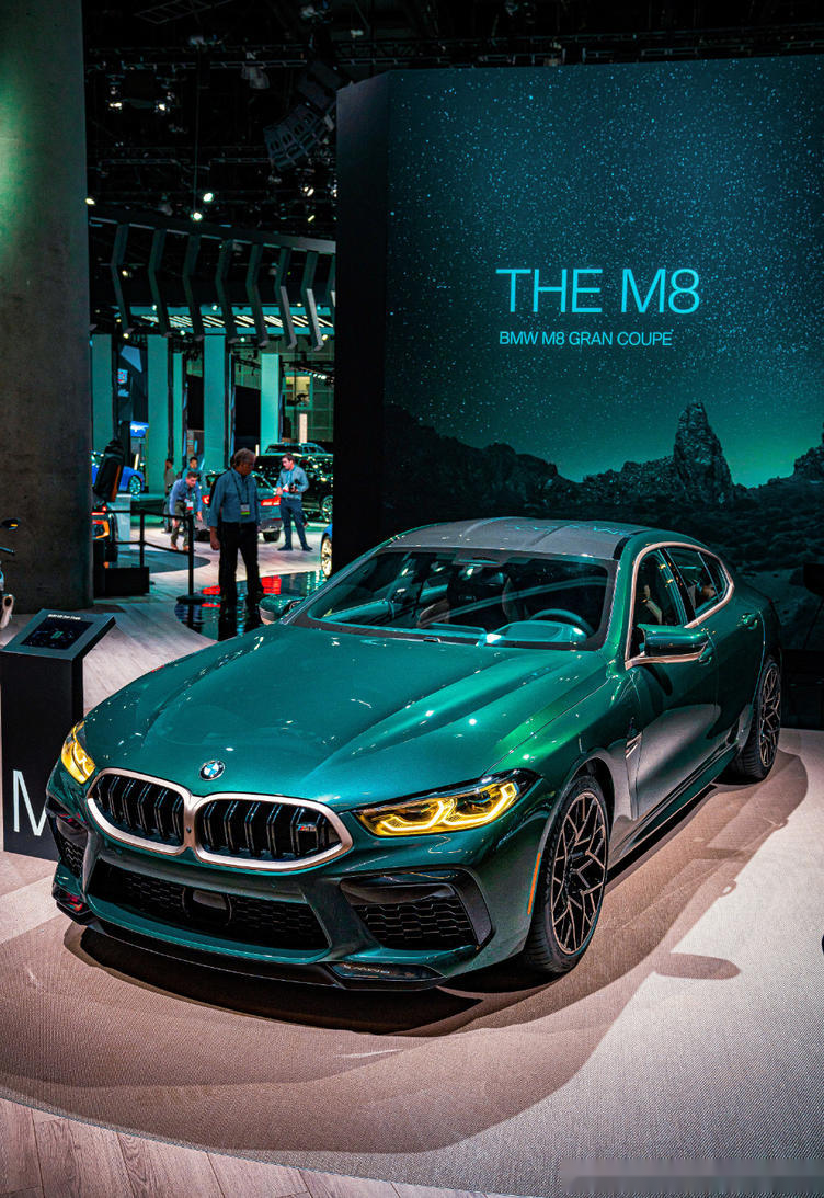 全新宝马m8四门轿跑车首发极光版上市,极光钻石绿涂装