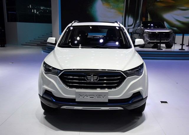 纯电动的奔腾x40 ev,电池容量为52.5kwh,续航为352km