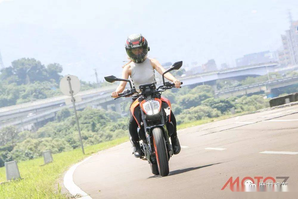 女骑士和她的新款ktm390duke