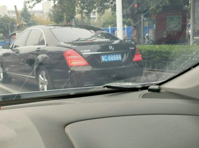 跑车的车牌号挂在哪里 1606769007970151.png