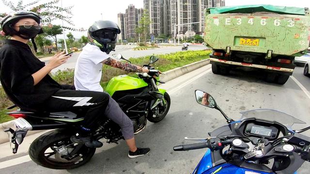 机车手达闻西:女粉丝来找闻西玩,但却坐上了老黄的车,这是为啥