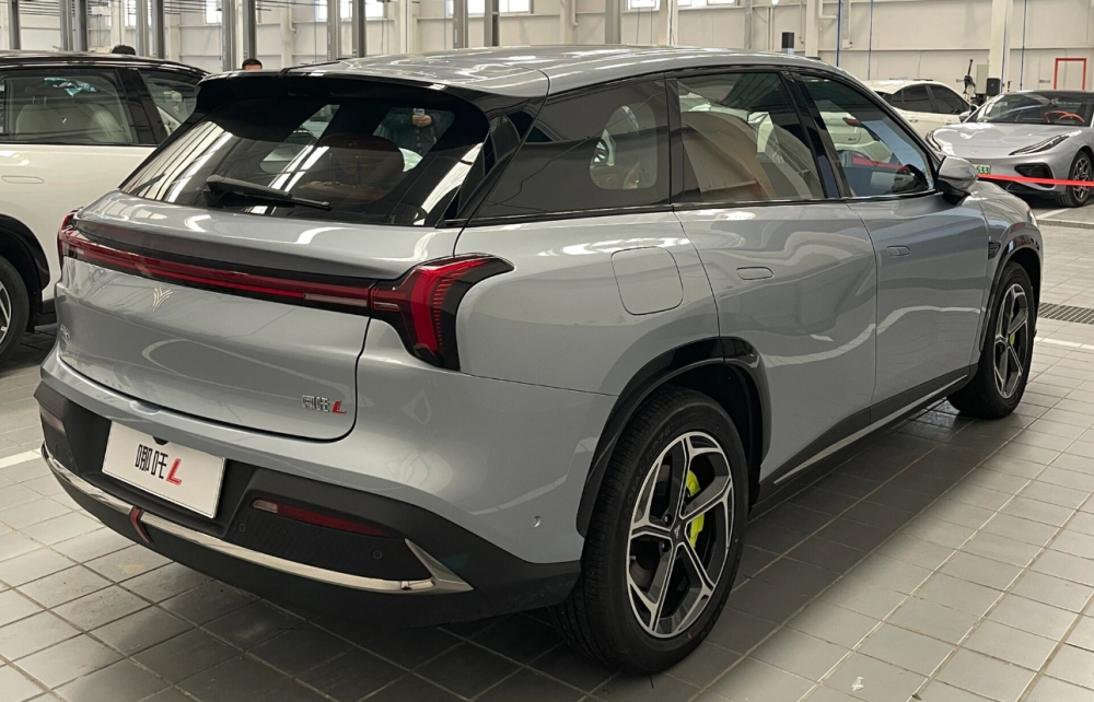 而这个重任很可能落在哪吒l身上哪吒汽车可以说是销量起伏最大的车企