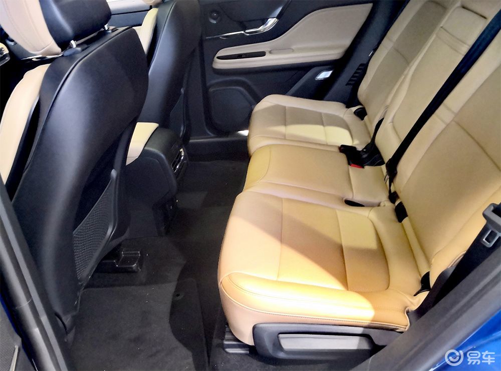 至于后排,其乘坐感也虽然比不上前排,但也比一般紧凑型suv强不少,因为