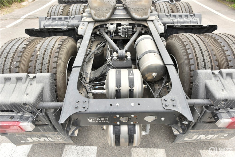 车架布置合理,底盘采用福特轻量化底盘,以减少车自重.