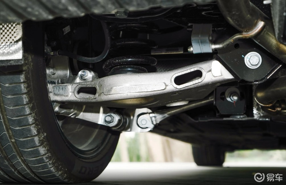 除了动力性能之外,底盘调校也是体现捷豹xfl运动性能的核心要素,双叉