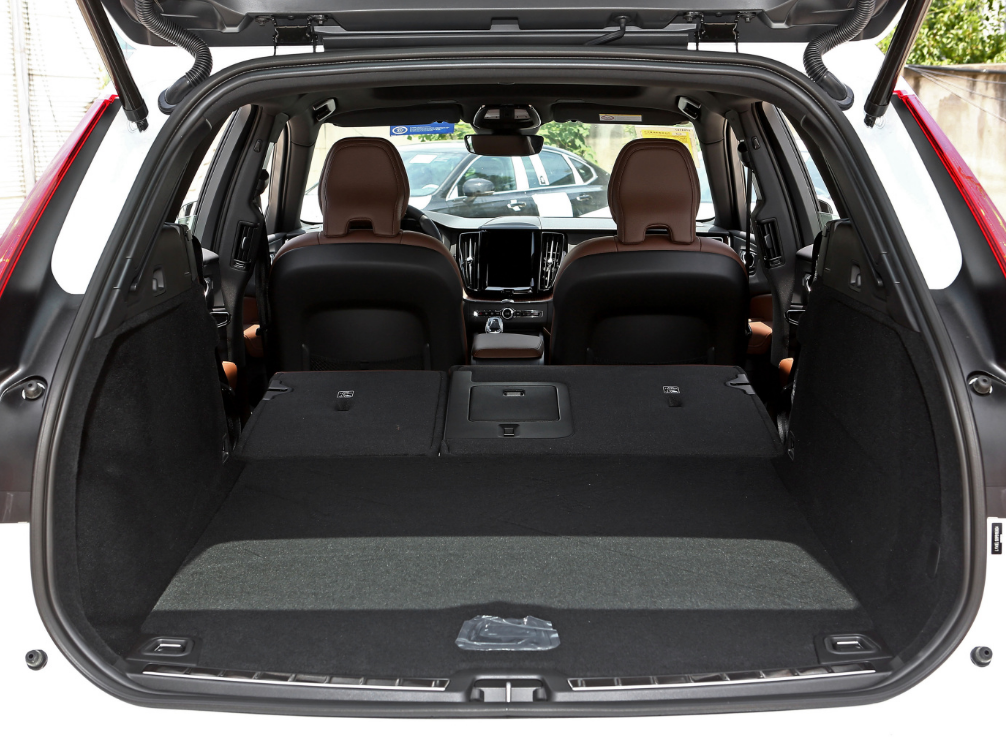 沃尔沃xc60明显在尺寸方面更有优势,车内的乘坐空间也会更大一些