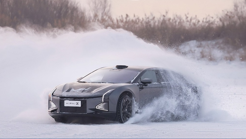 冰雪中的舞者：高合汽车在冬季驾驶中的独特魅力