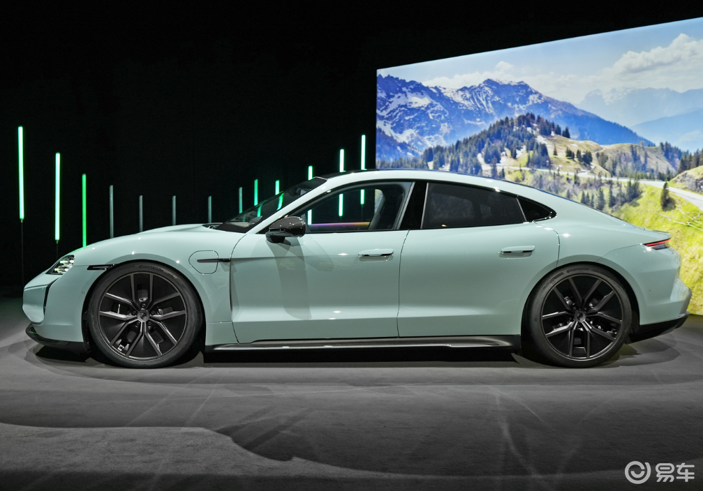 新款保时捷taycan的座舱仍然科技感十足车内配备液晶仪表盘,中_易车