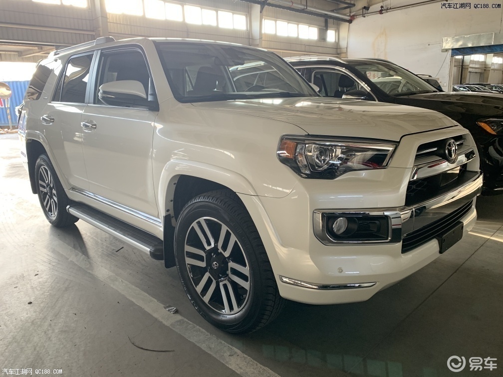 2020款丰田超霸长度和霸道基本一样,车子比普拉多矮一点,宽一点.
