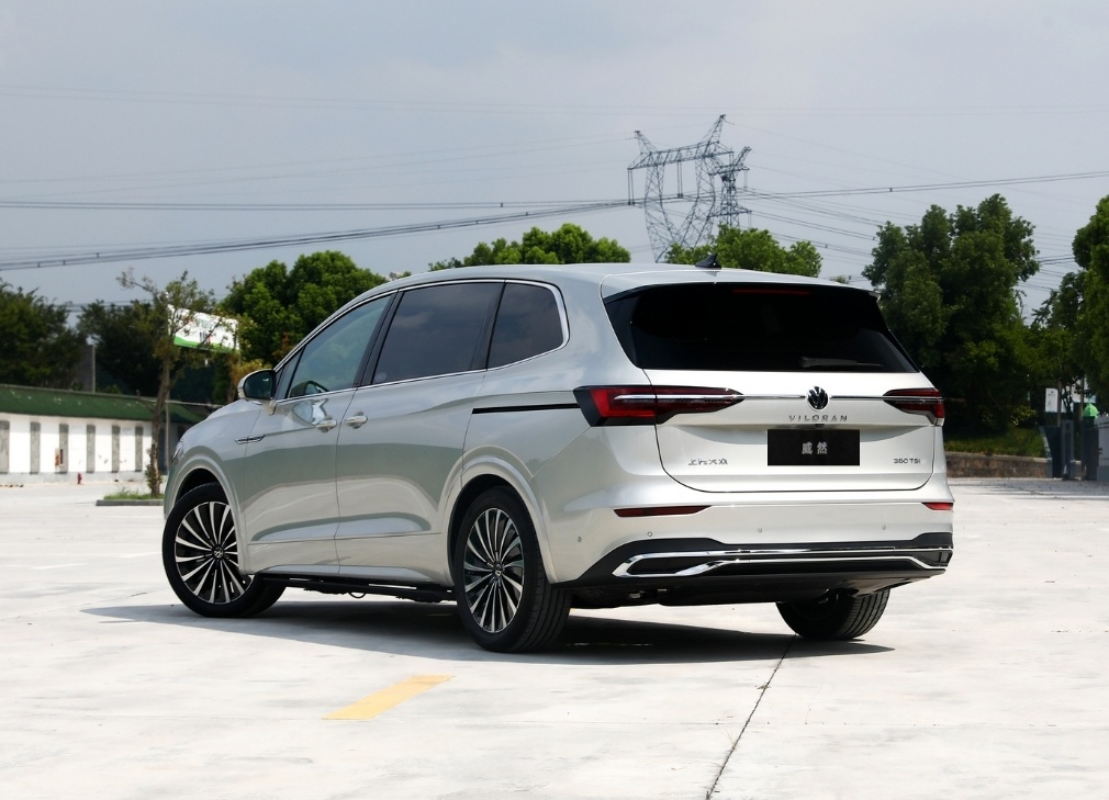 在外观设计上,新威然沿用了老款车型的设计风格,前