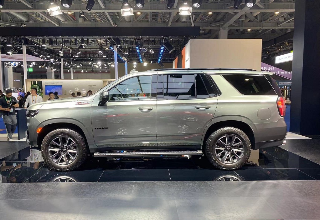 雪佛兰tahoe有着美系大suv的经典设计语言,前脸线条粗犷,车身威武高大