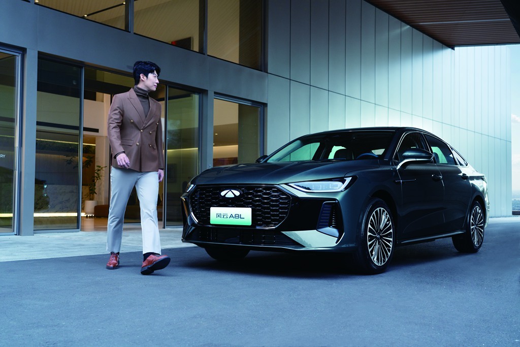 混动家轿新典范 奇瑞风云A8L对决秦L